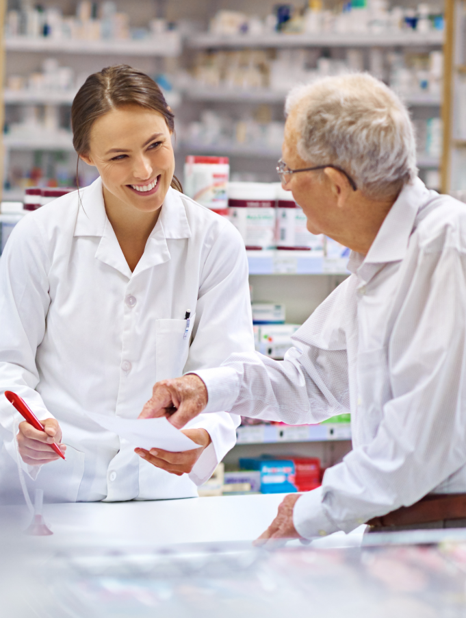 Farmaceutica atendendo cliente no balcão